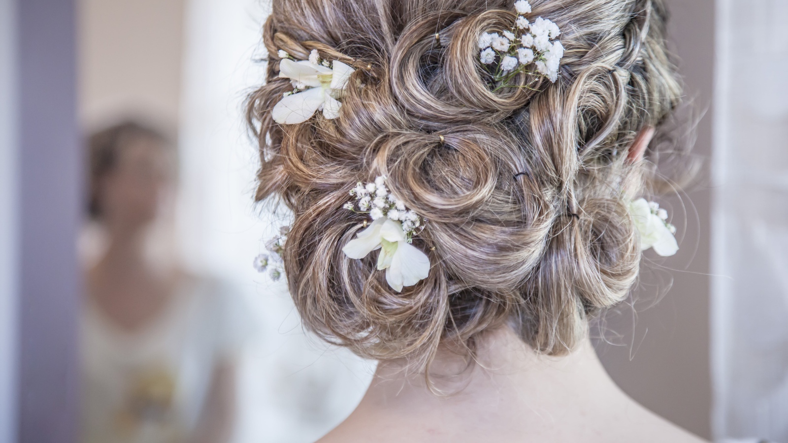 Красивая свадебная прическа с цветами 