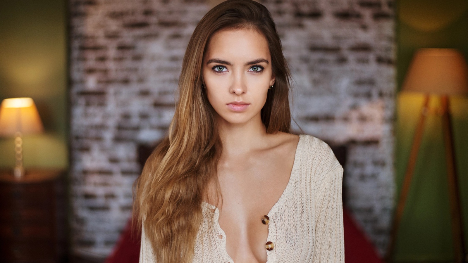 Красивая молодая нежная девушка в белом свитере