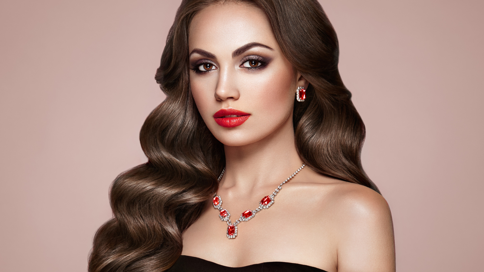 Яркая красивая девушка с украшениями на розовом фоне