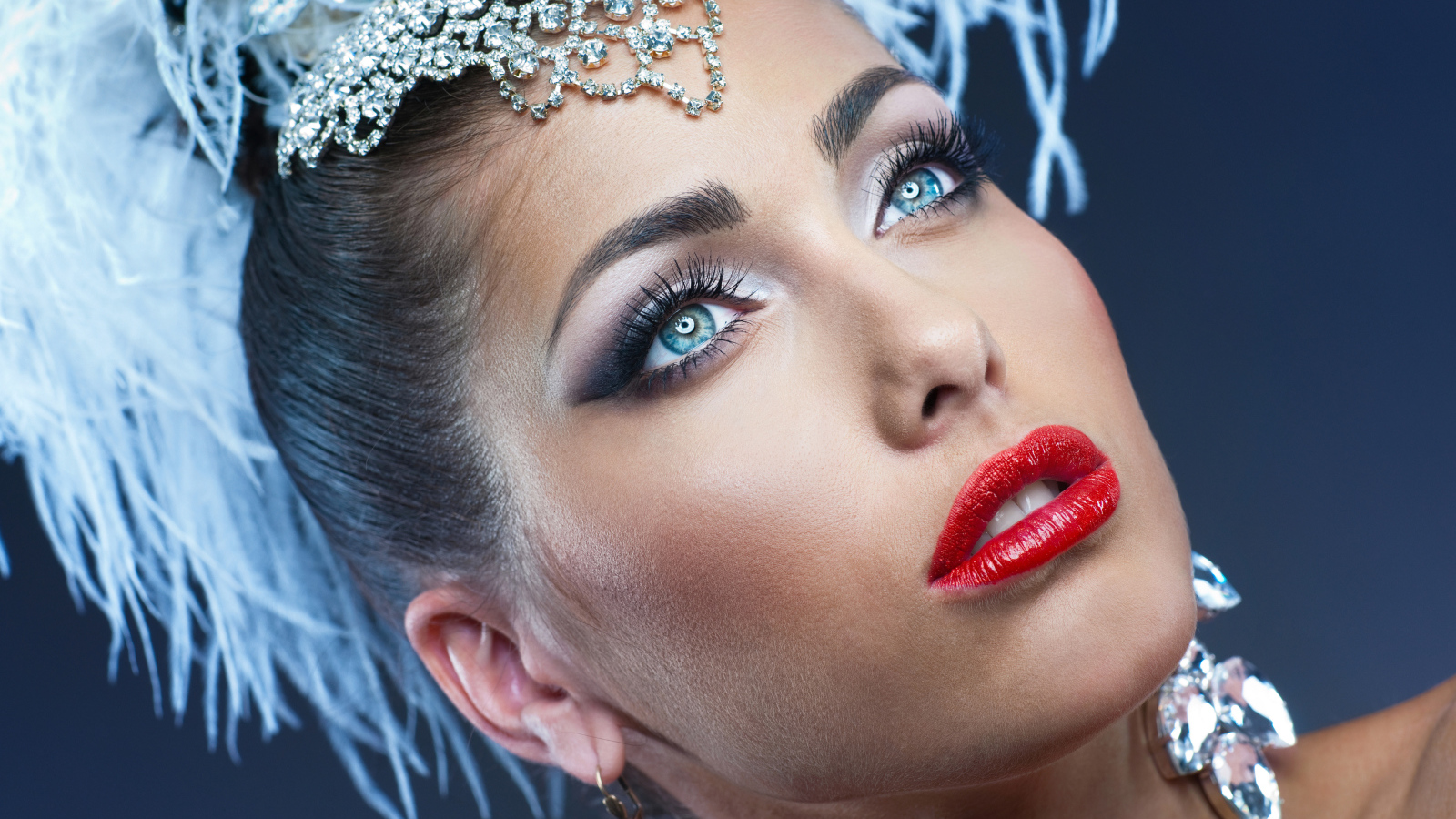 Яркая девушка в карнавальном костюме 