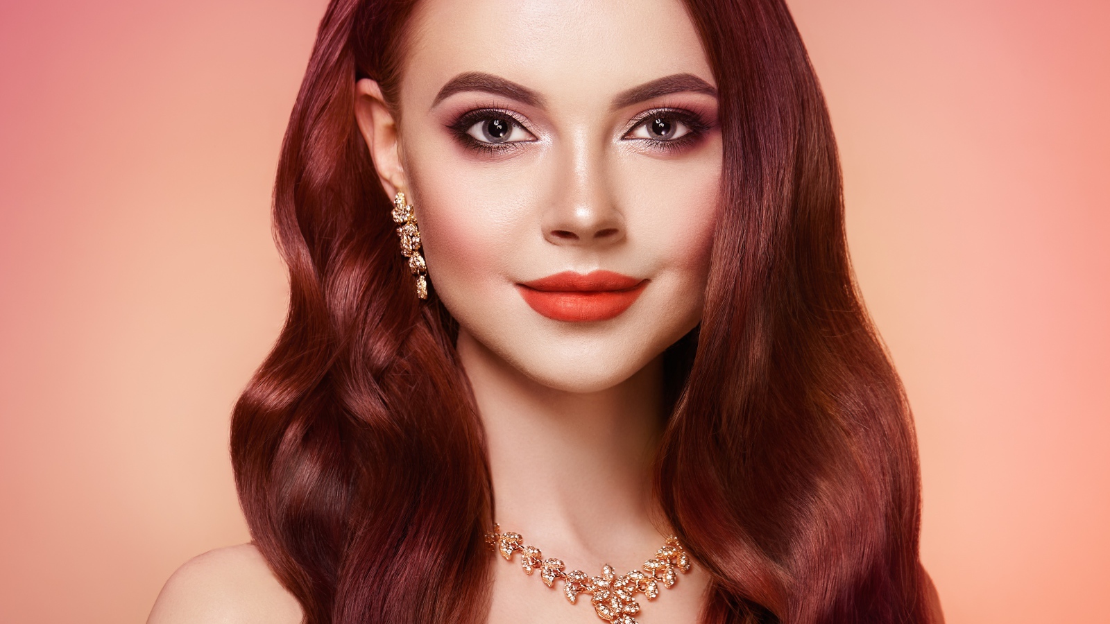 Яркая рыжеволосая девушка с украшениями крупным планом