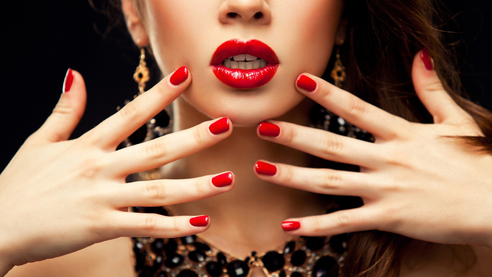Яркие красные ногти красивой девушки