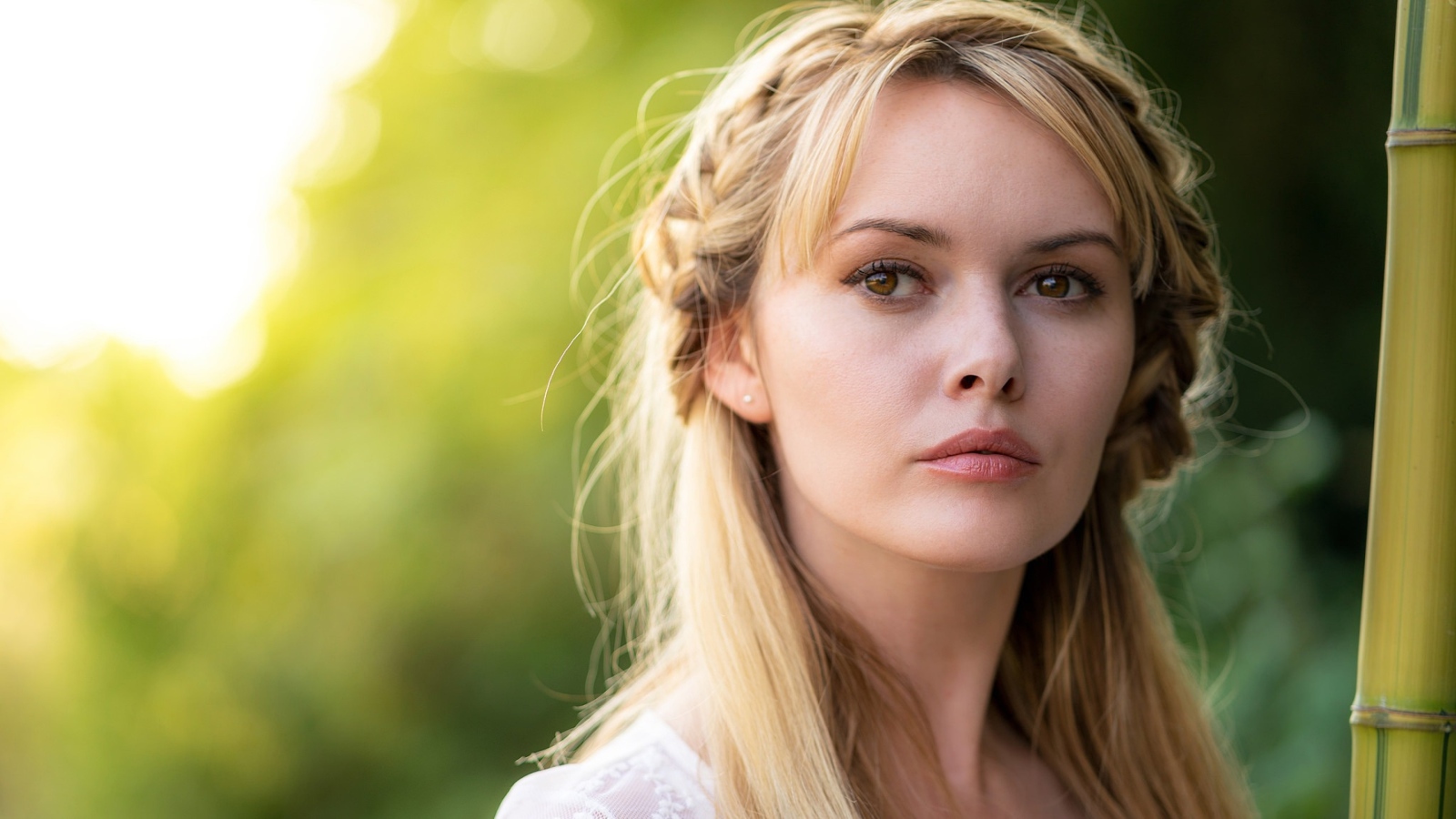 Задуманная кареглазая блондинка лицо крупным планом