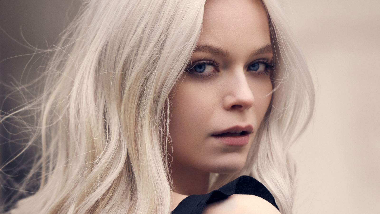 Лицо голубоглазой блондинки крупным планом