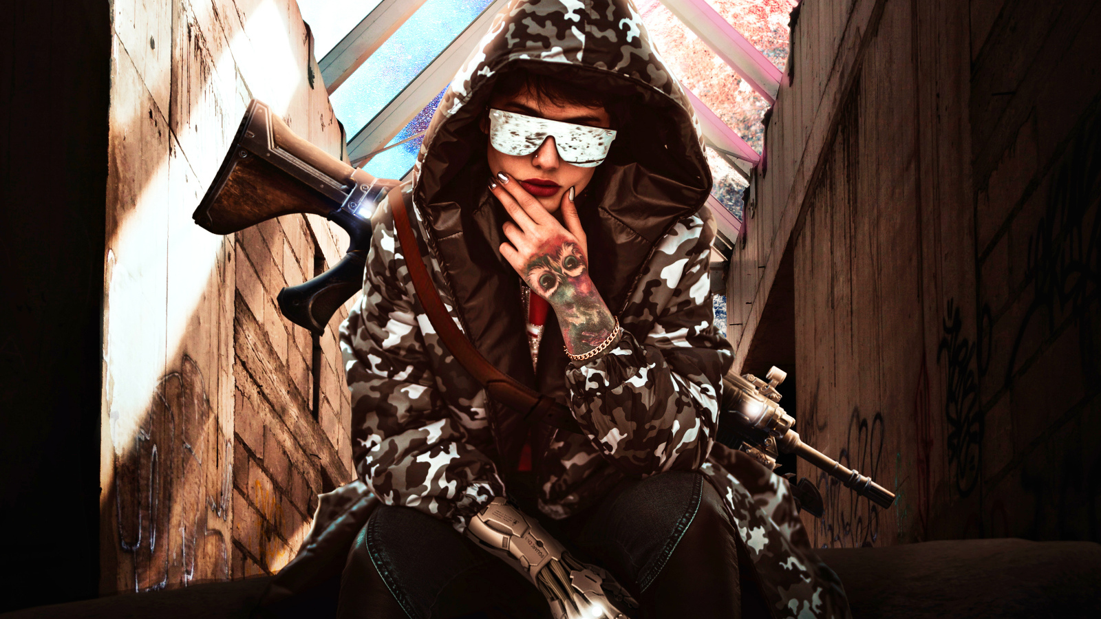 Девушка с оружием в худи и очках 