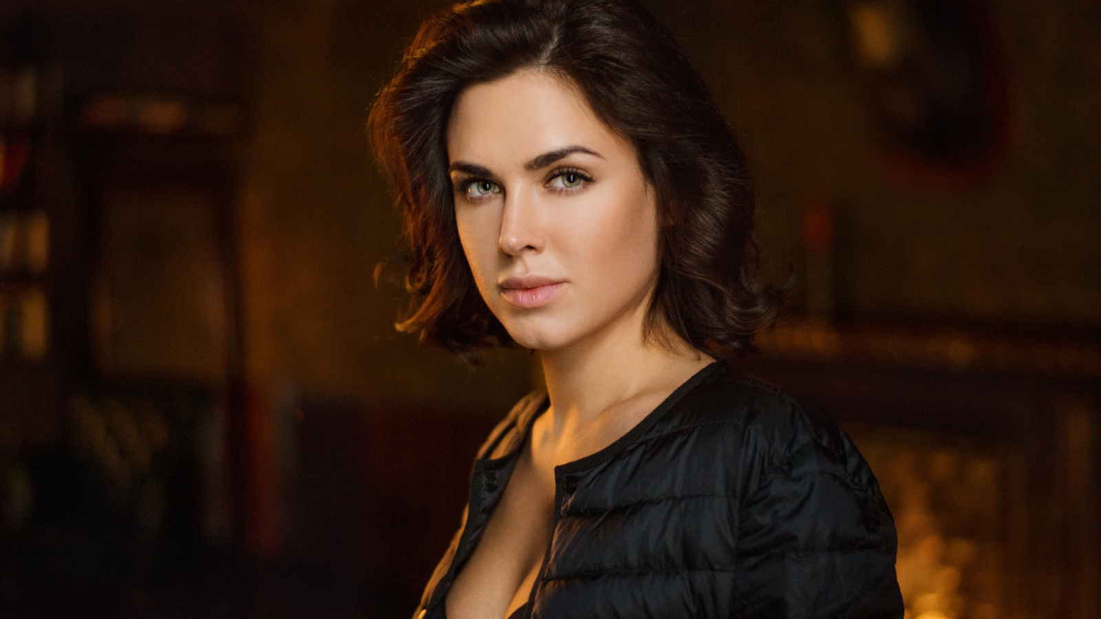 Девушка с короткой стрижкой в черной куртке