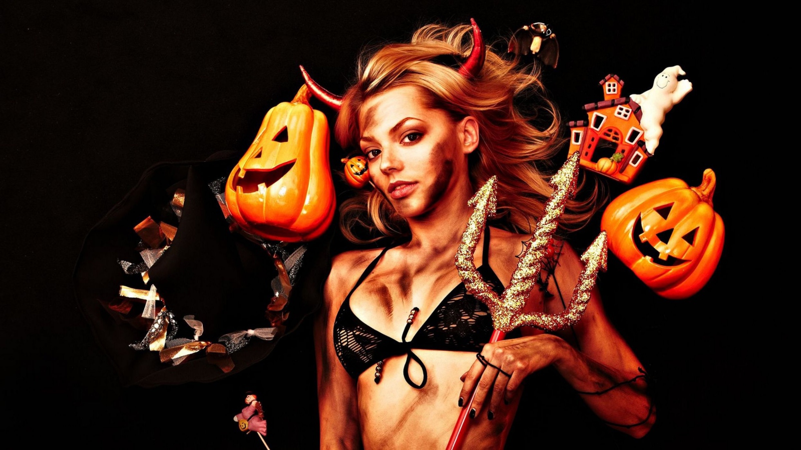 Девушка с украшениями на праздник Хэллоуин на черном фоне