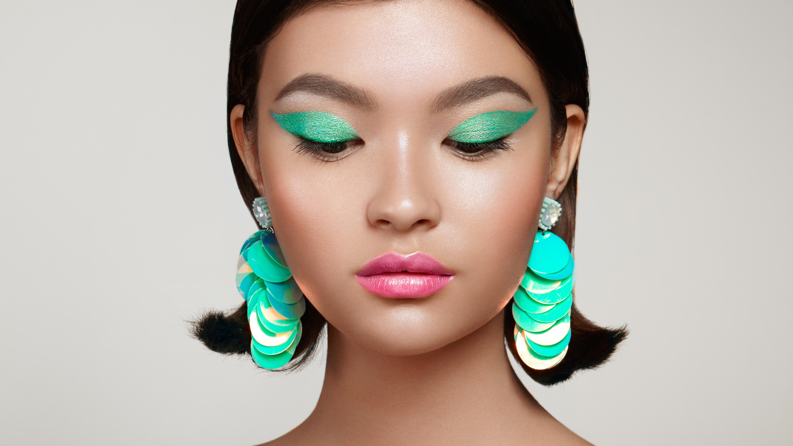 Девушка с зеленым макияжем и розовыми губами