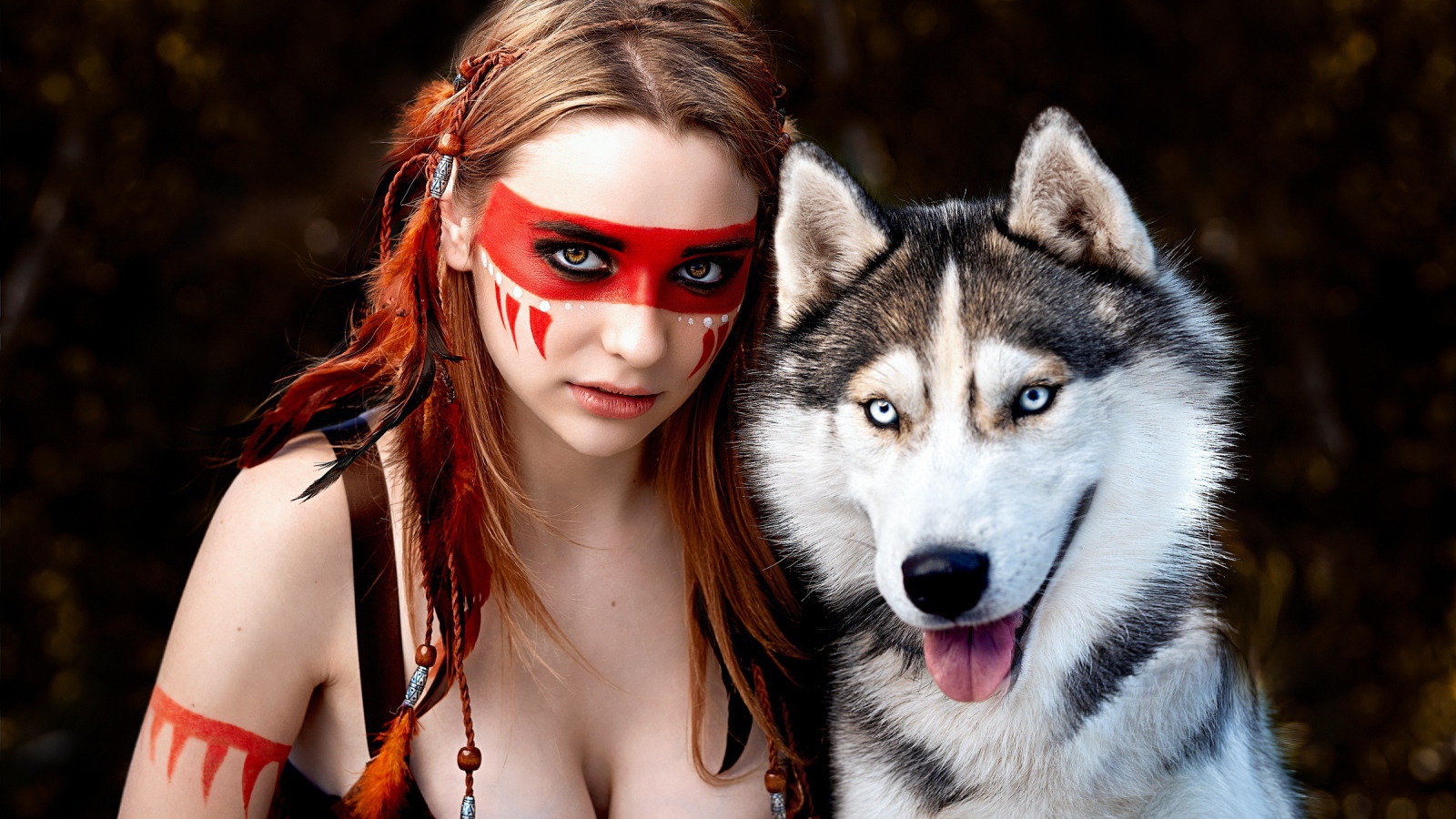 Девушка с макияжем индейца с собакой породы хаски