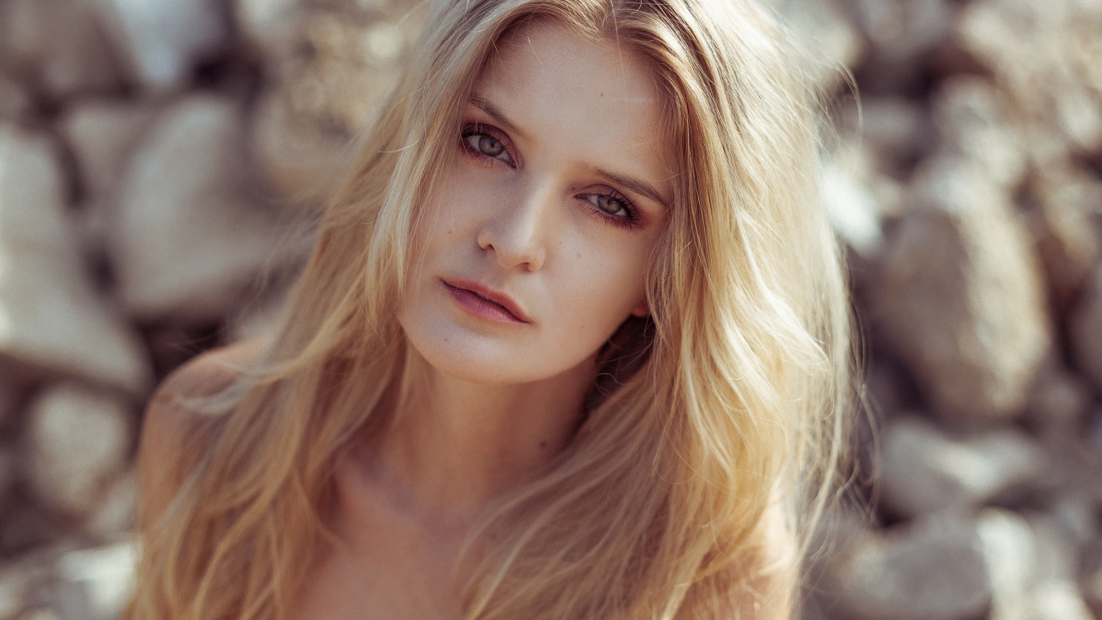 Длинноволосая блондинка крупным планом