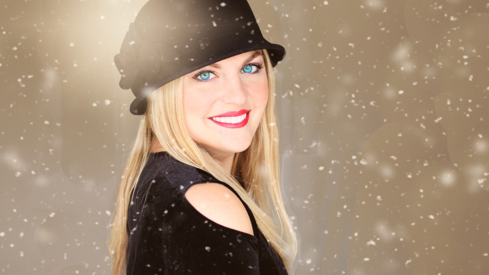 Улыбающаяся голубоглазая девушка в черной шляпе
