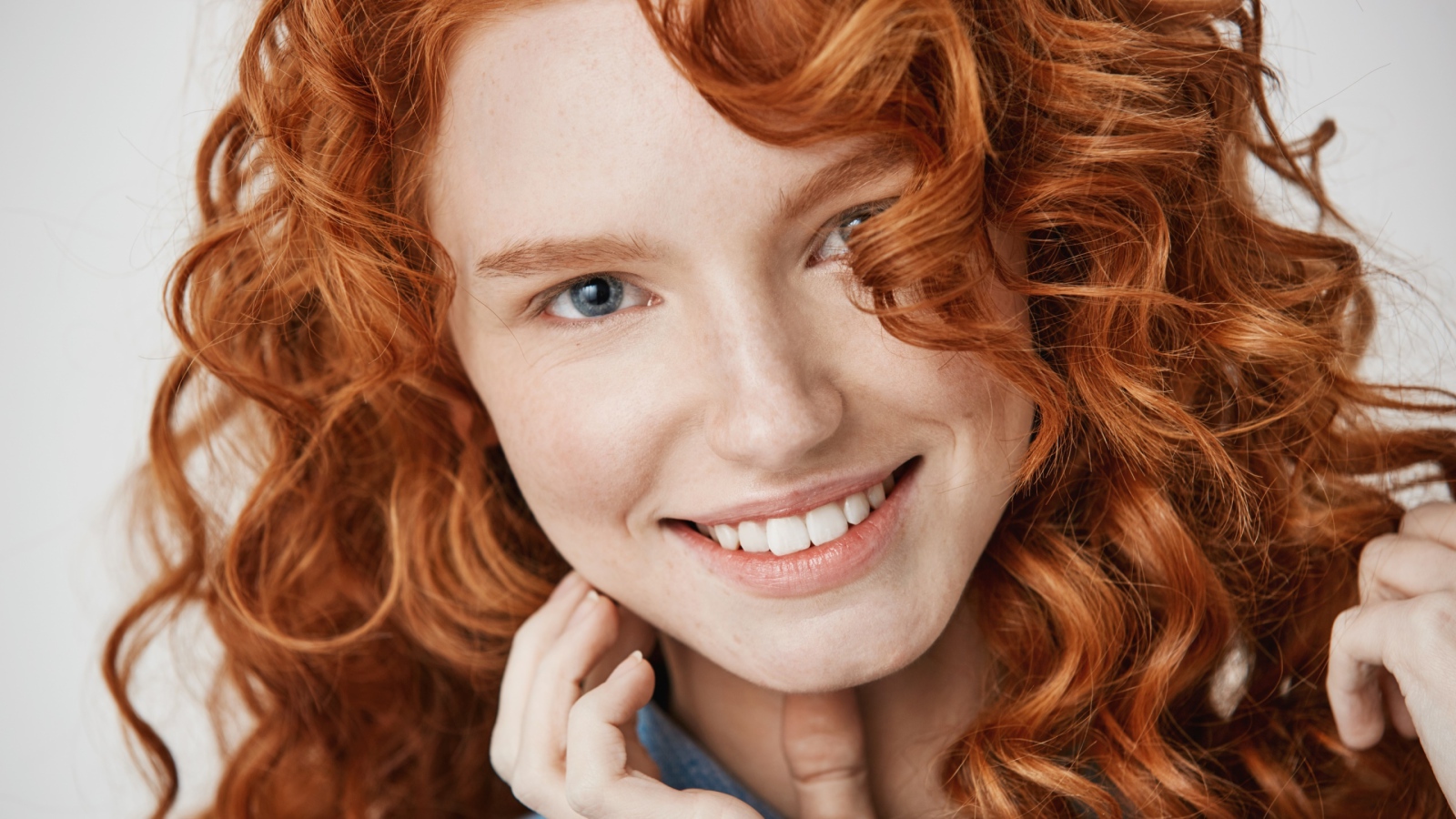 Улыбающаяся рыжеволосая девушка лицо крупным планом