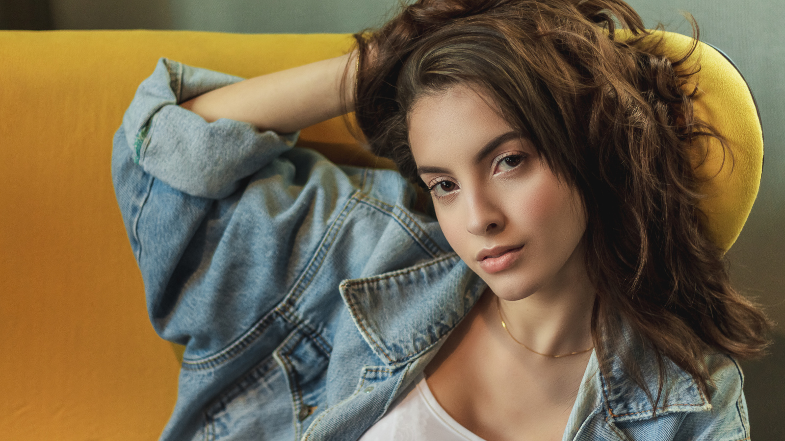 Стильная кареглазая девушка в джинсовой куртке