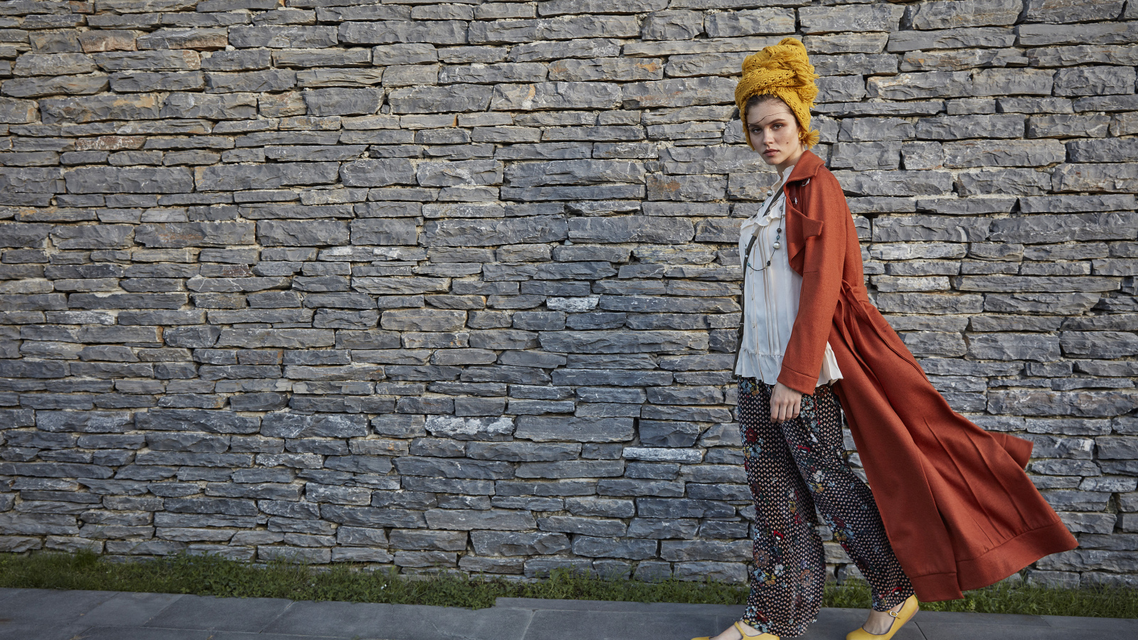 Стильная девушка на фоне стены 