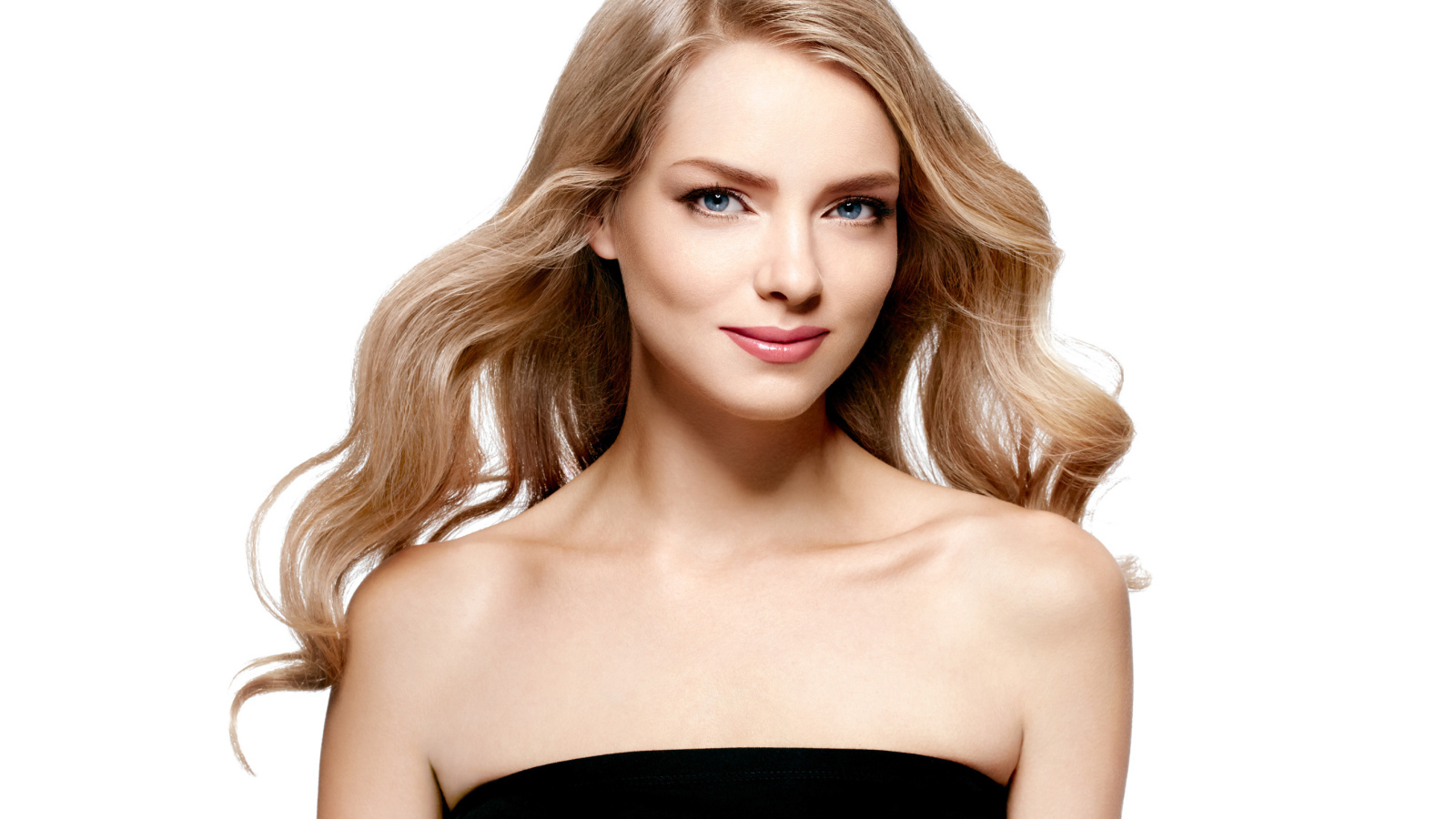 Нежная голубоглазая блондинка в черном платье на белом фоне