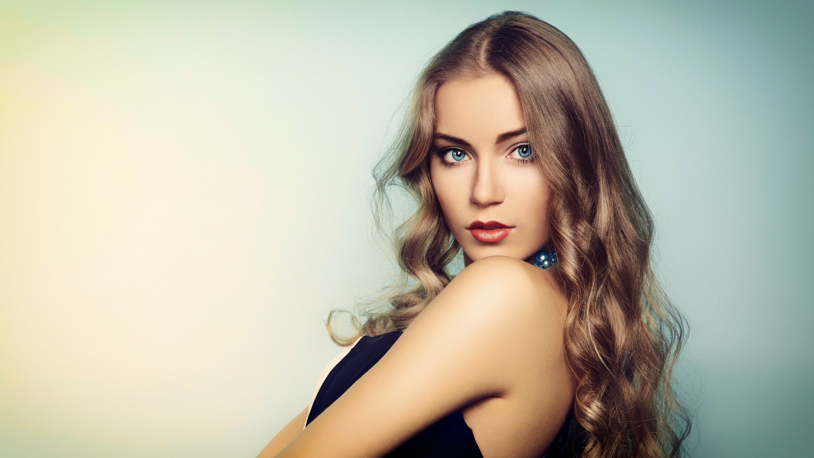 Нежная голубоглазая девушка с длинными волосами