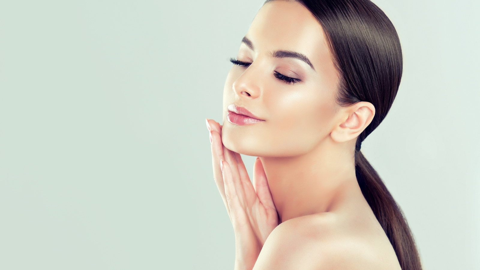 Нежная длинноволосая девушка с закрытыми глазами