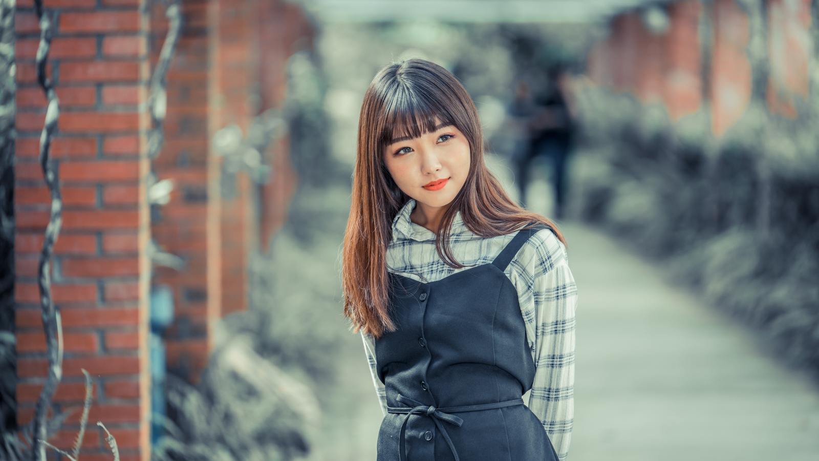 Молодая девушка азиатка в черном сарафане