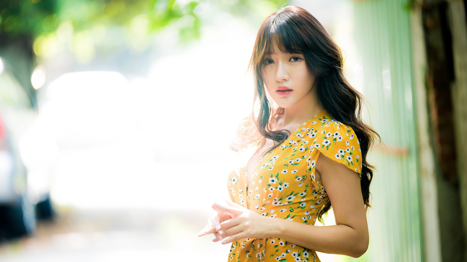 Молодая девушка азиатка в красивом платье 