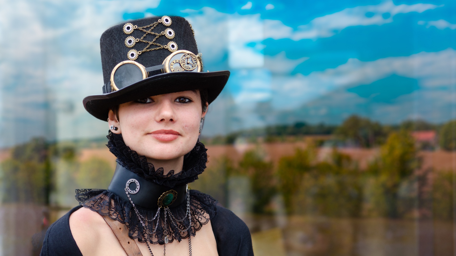 Молодая девушка в костюме на фоне неба