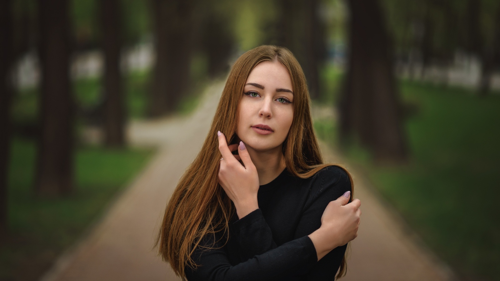 Молодая девушка в черном наряде в парке