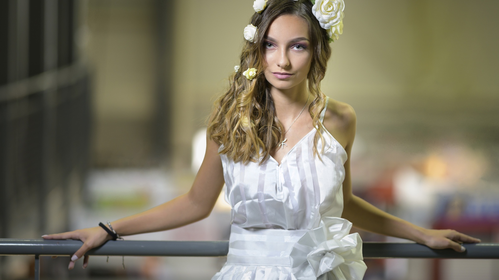 Красивая девушка в белом платье с цветами в волосах 