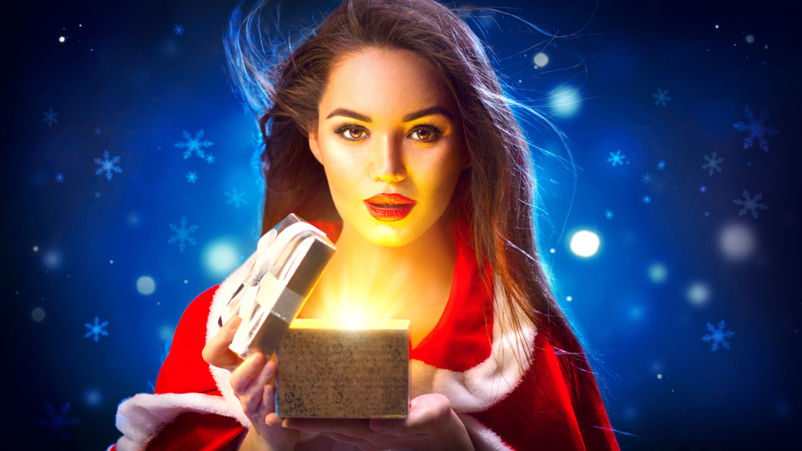 Красивая девушка открывает коробку с подарком на новый год 