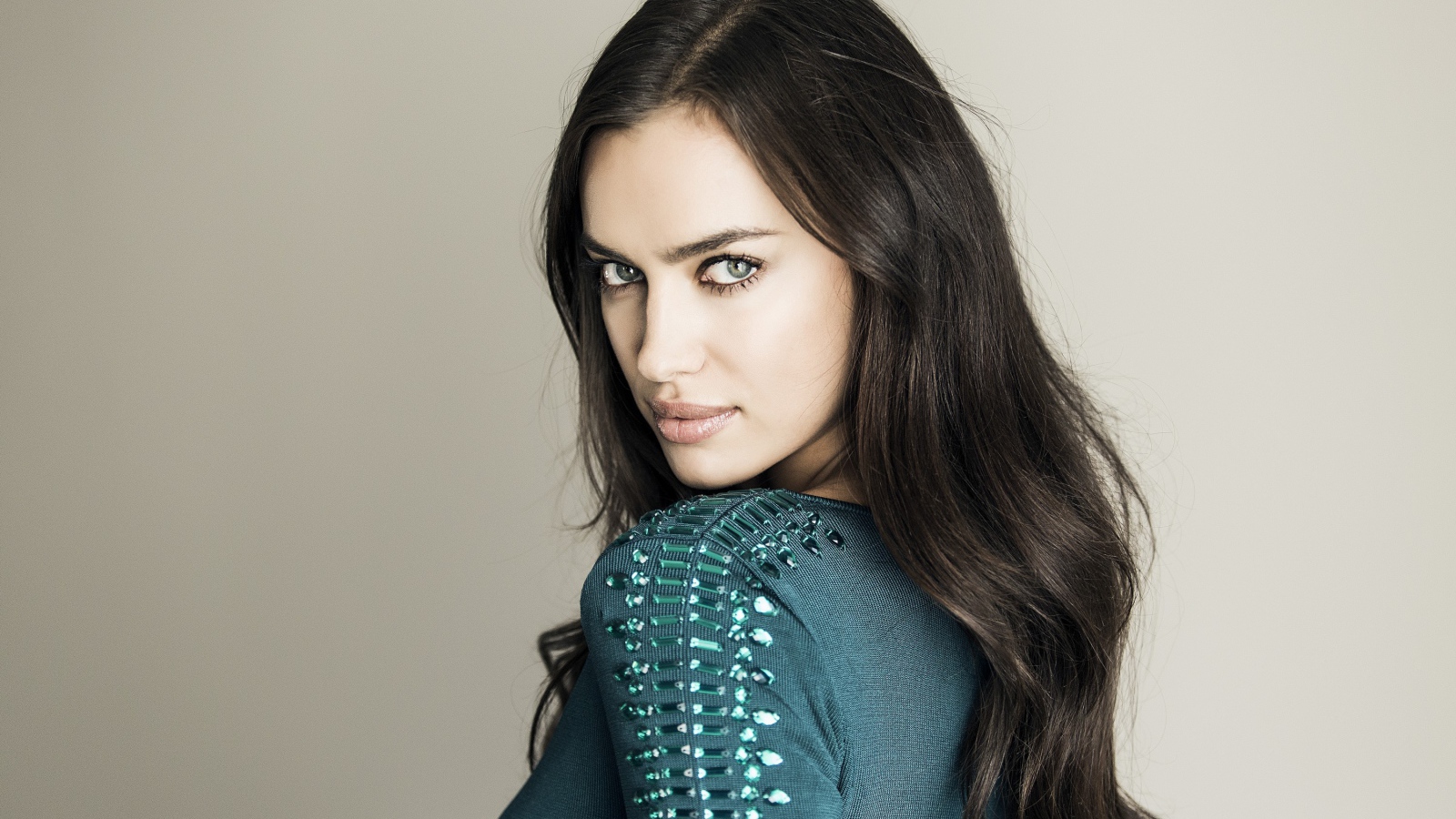 Красивая девушка модель Ирина Шейк на сером фоне