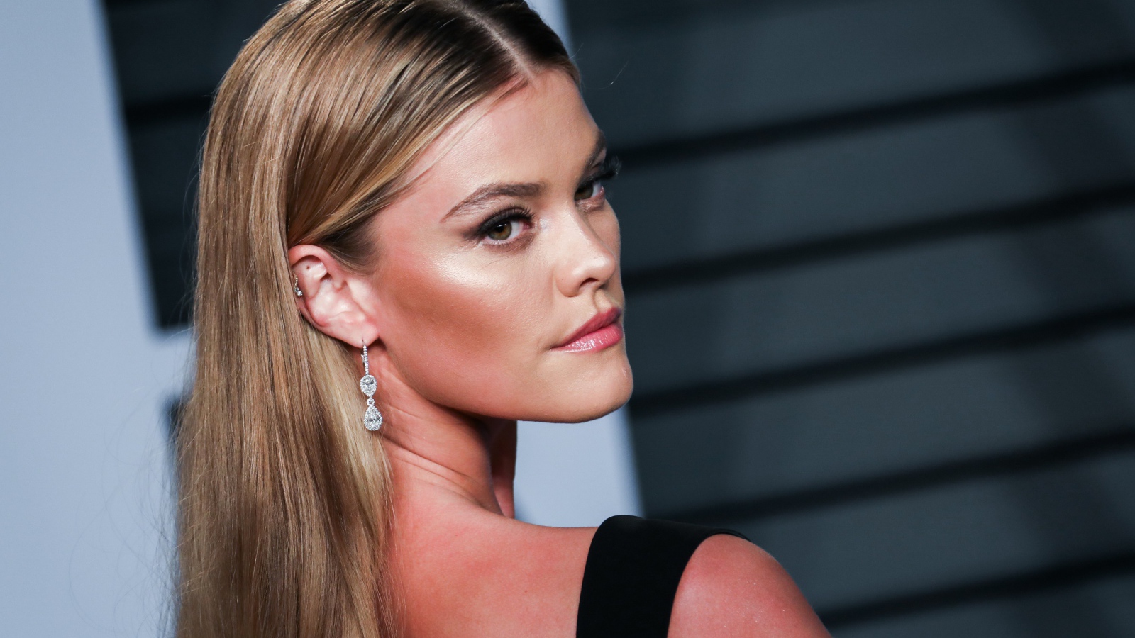 Красивая девушка модель Нина Агдал 