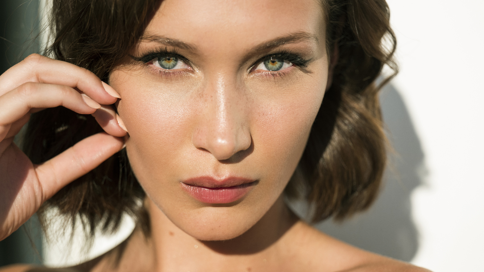 Красивая зеленоглазая девушка модель Белла Хадид