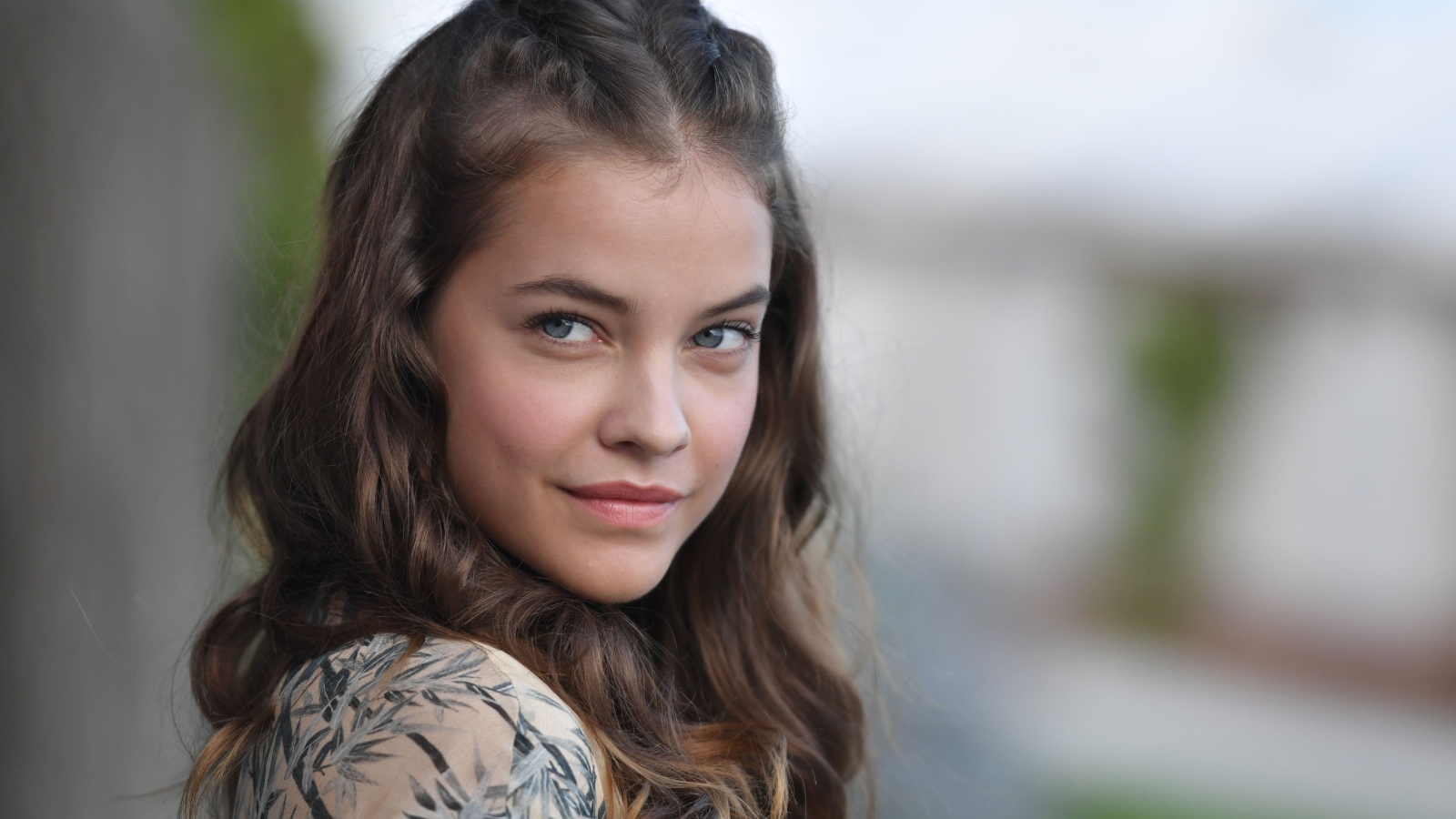 Красивая нежная молодая девушка Барбара Палвин