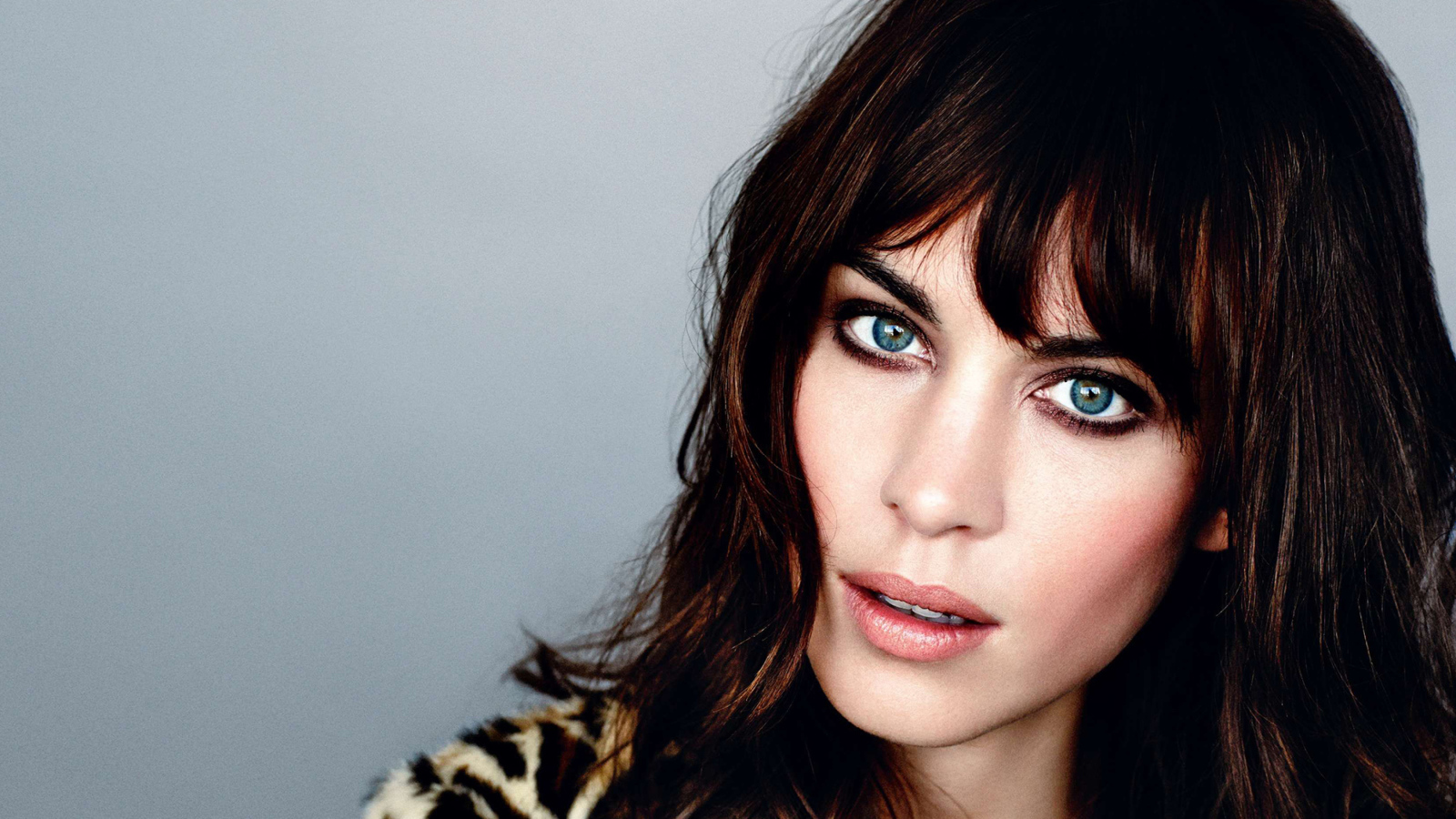 Голубоглазая девушка модель Алекса Чанг лицо крупным планом