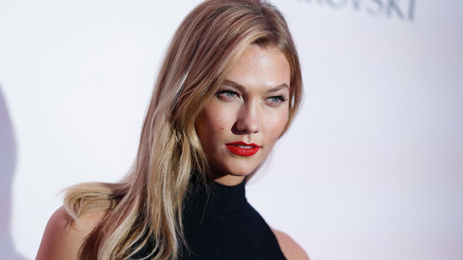 Яркая блондинка, модель Карли Клосс