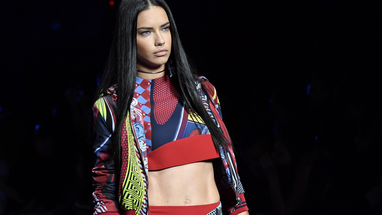 Длинноволосая брюнетка, модель Адриана Лима на подиуме