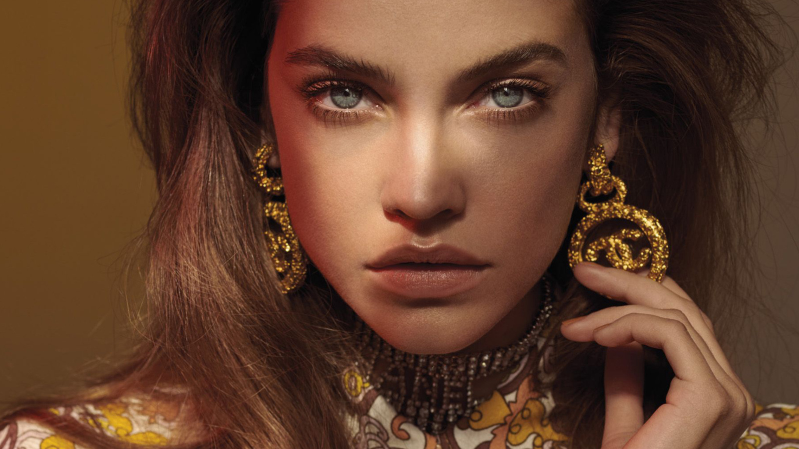 Популярная модель Барбара Палвин лицо крупным планом