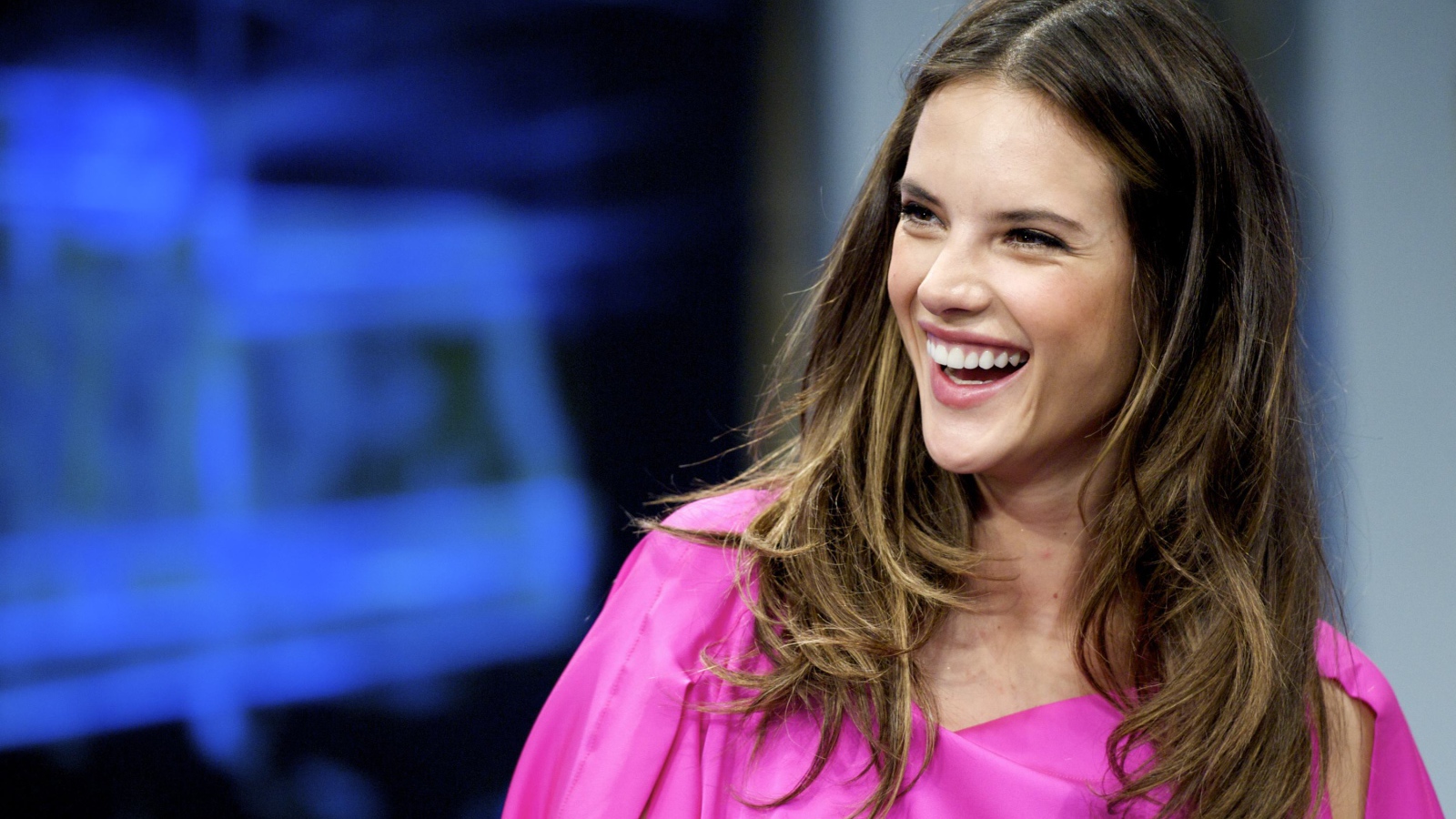 Улыбающаяся девушка супермодель Алессандра Амбросио