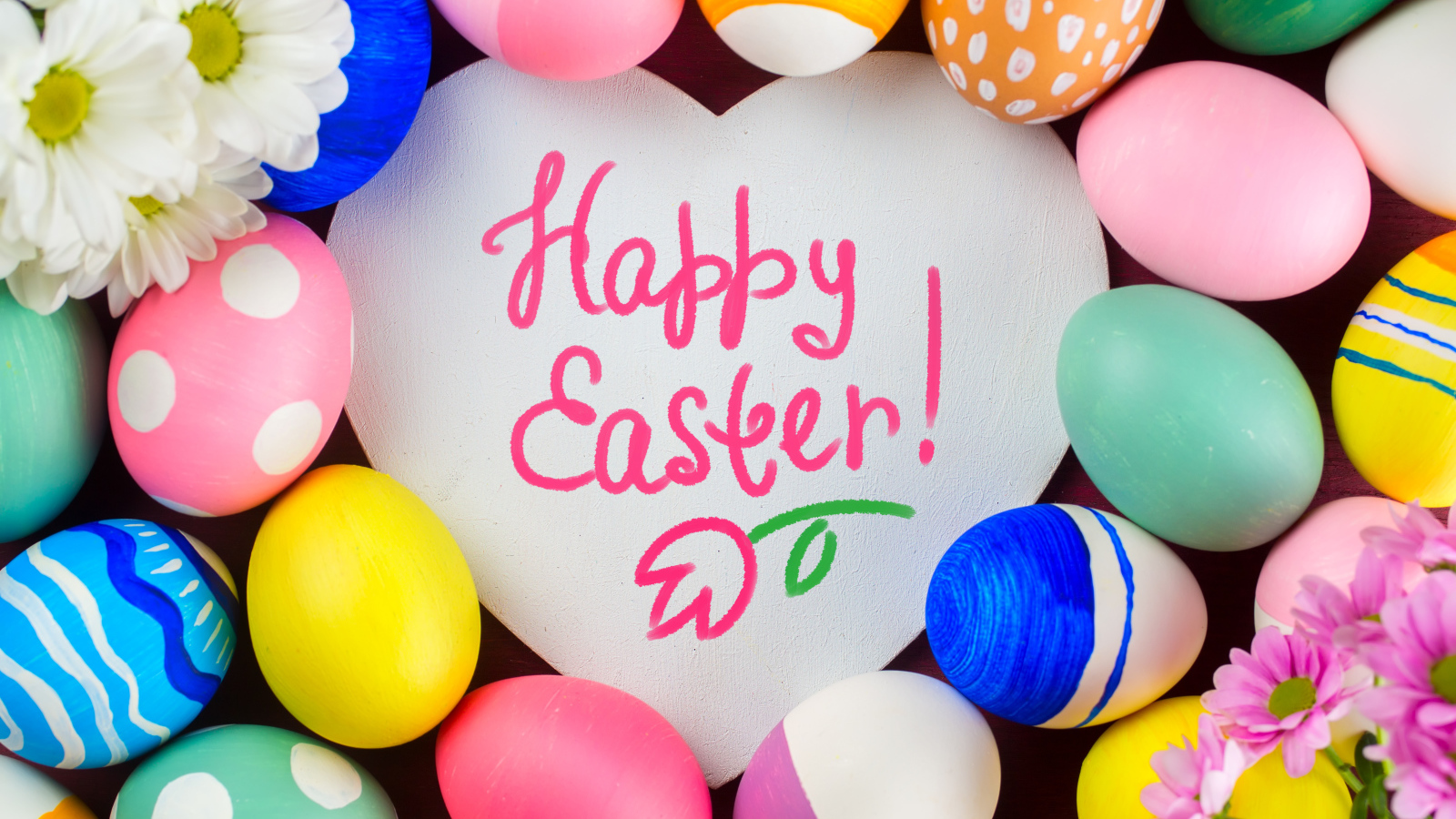 Разноцветные крашеные яйца с надписью Happy Easter