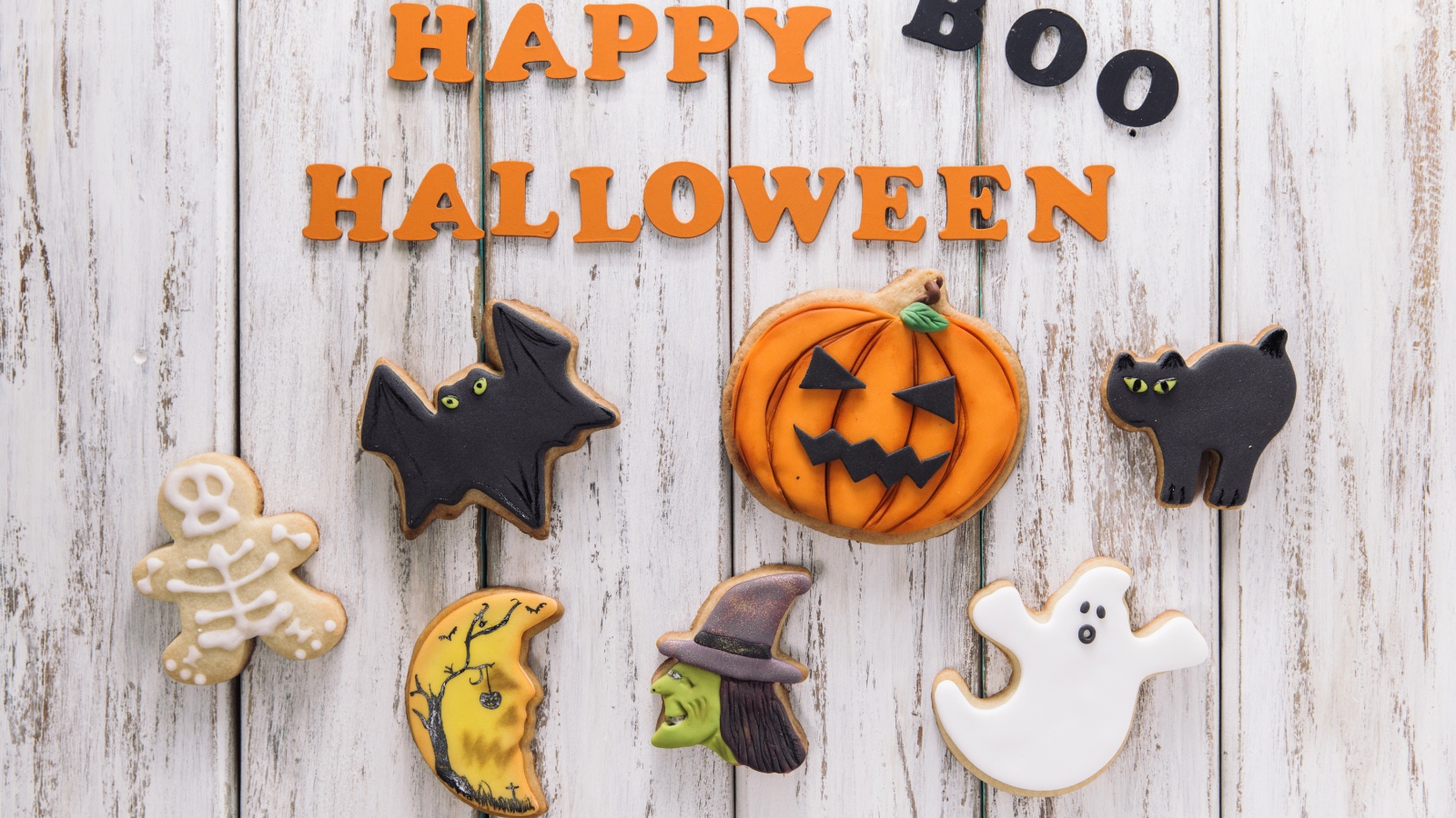 Печенье и надпись на деревянном столе на Хэллоуин 