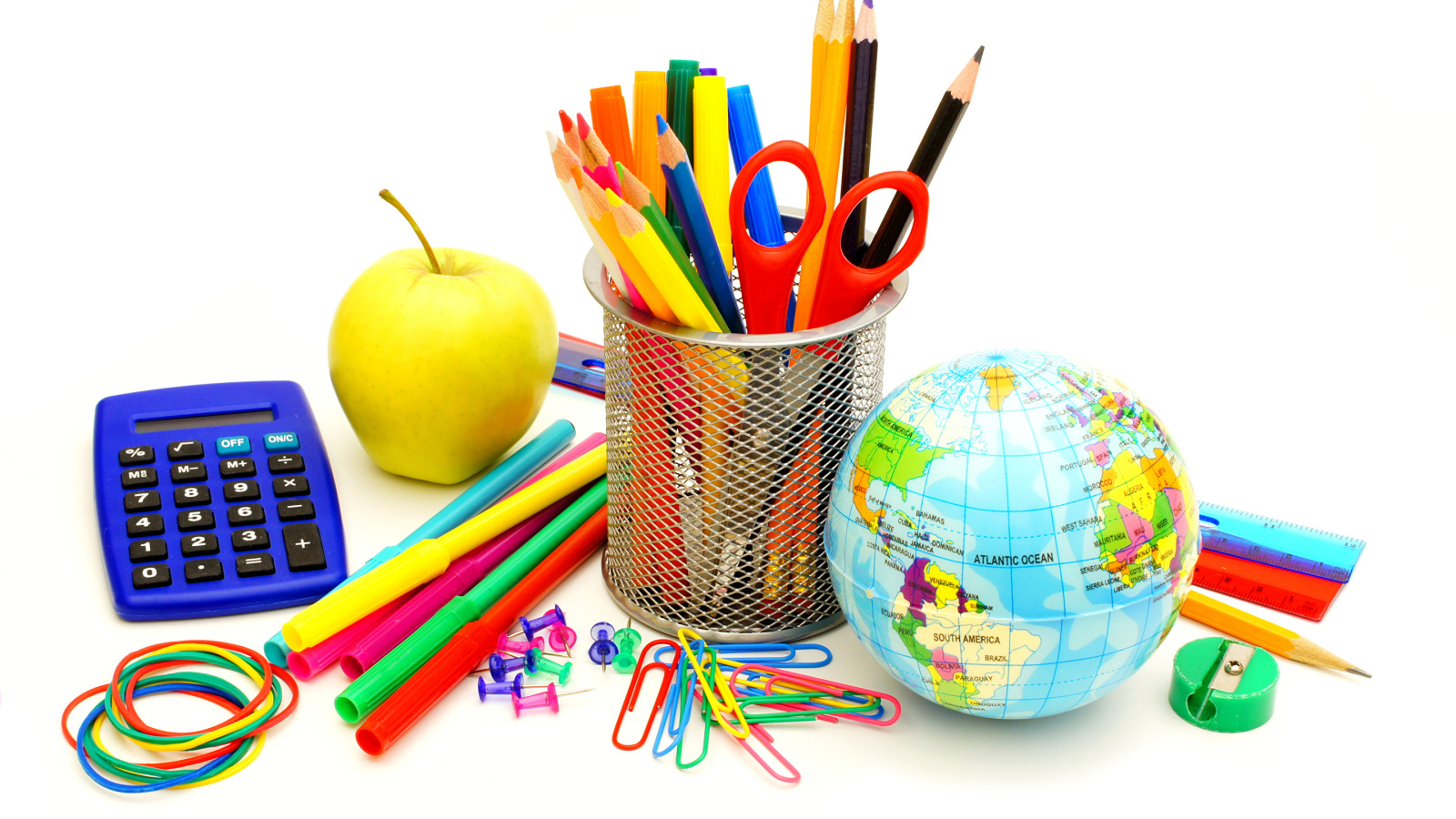 Канцелярские школьные принадлежности на белом фоне на День знаний 1 сентября