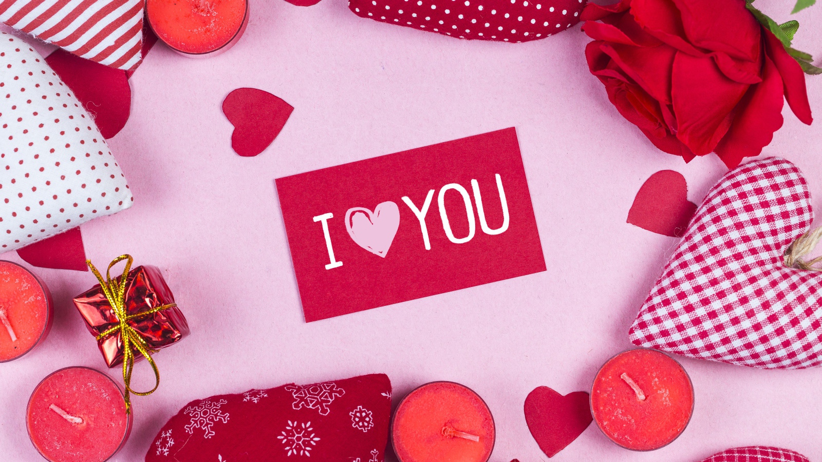 Сердечки, свечи и роза вокруг надписи Я тебя люблю 