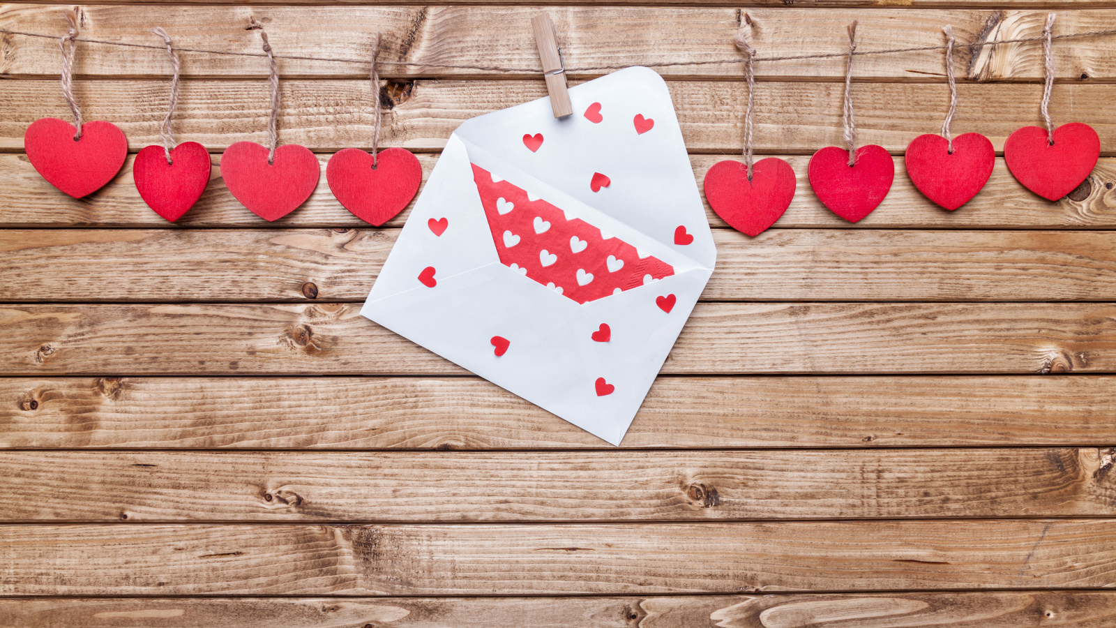 Красные деревянные сердечки на ниткам с конвертом 