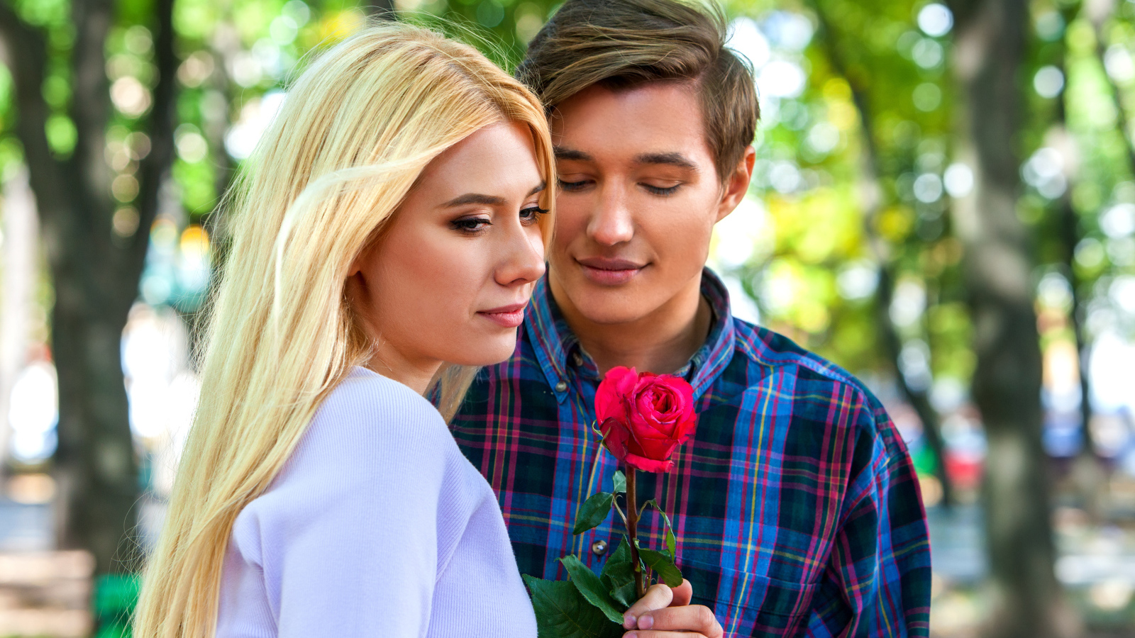 Влюбленный парень дарит девушке розу 