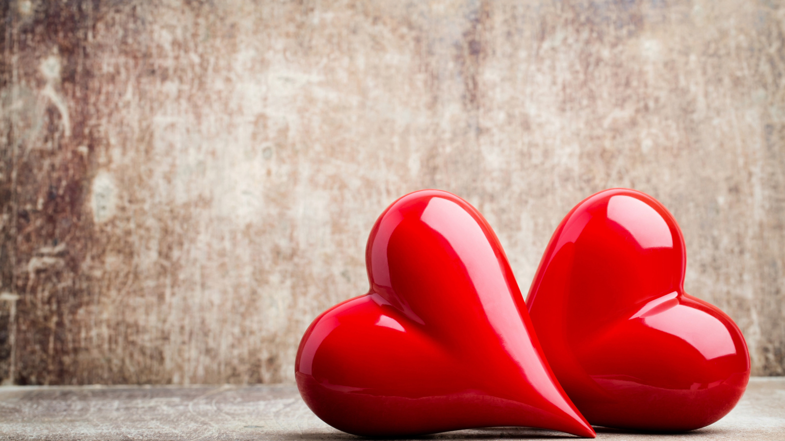 Два ярких красных сердца на сером фоне