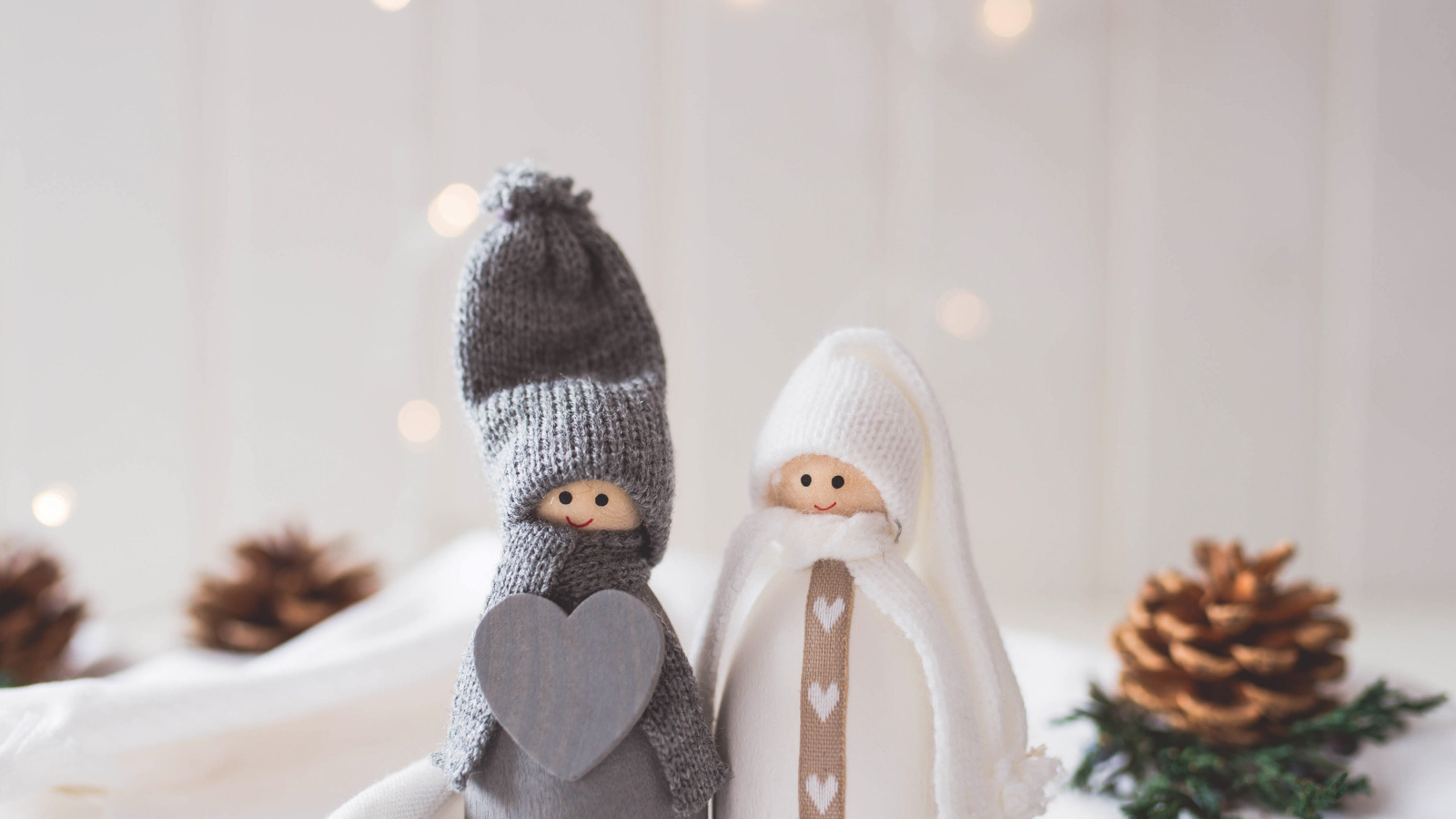 Two enamored figurines in knitted suits