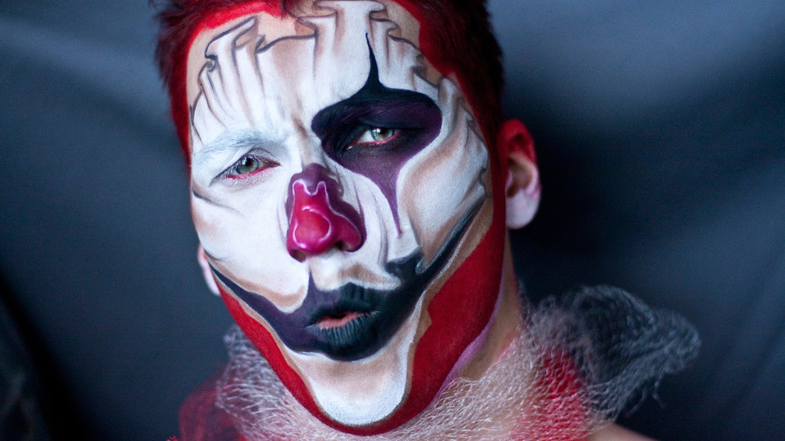 Парень с гримом на лице крупным планом