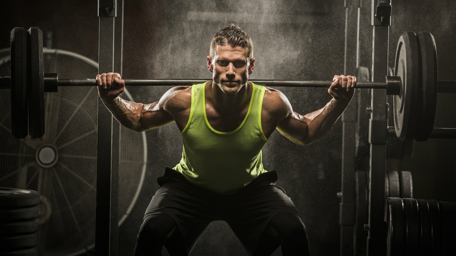 Мужчина спортсмен со штангой на плечах 