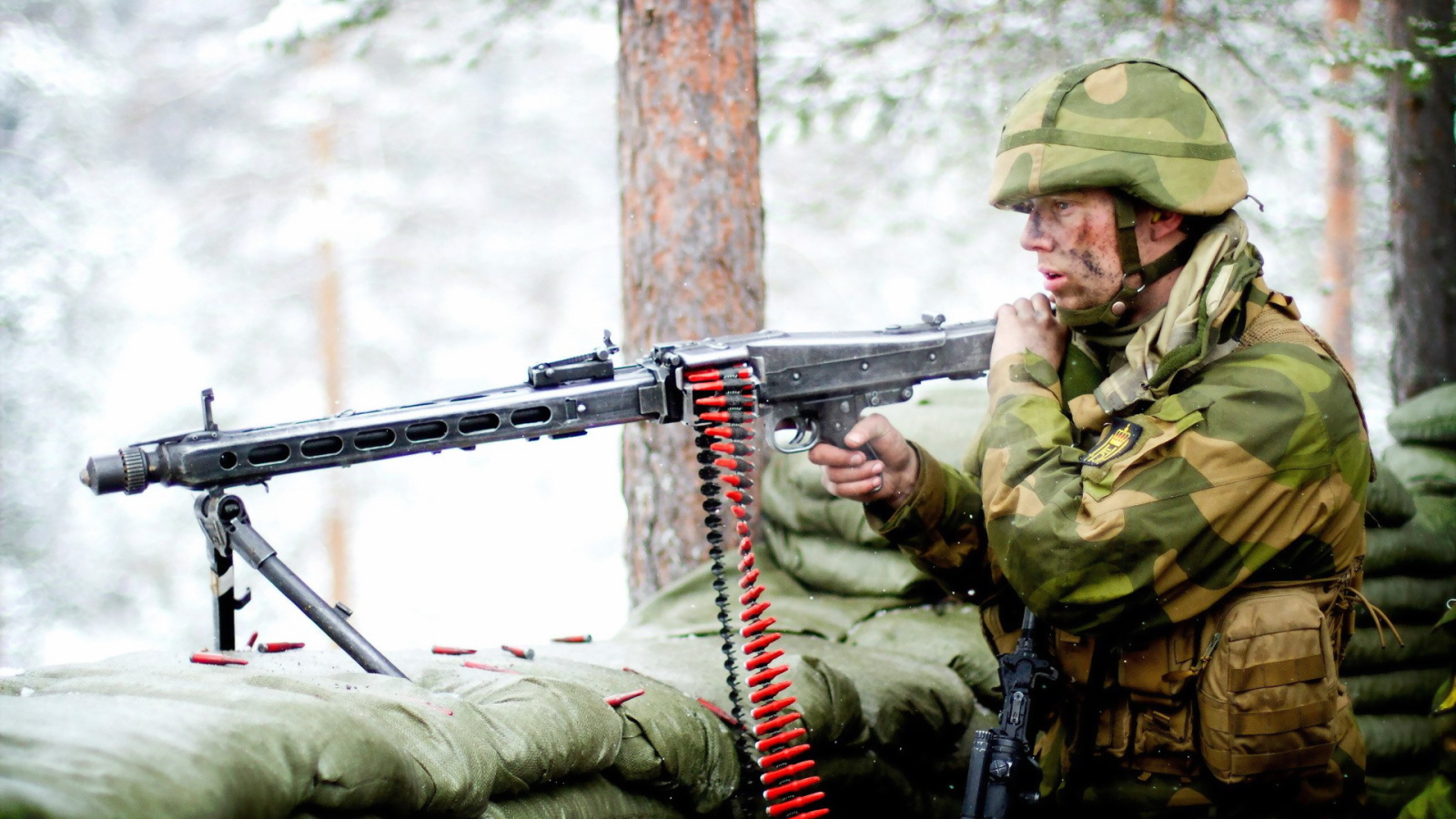 Мужчина солдат с пулеметом 