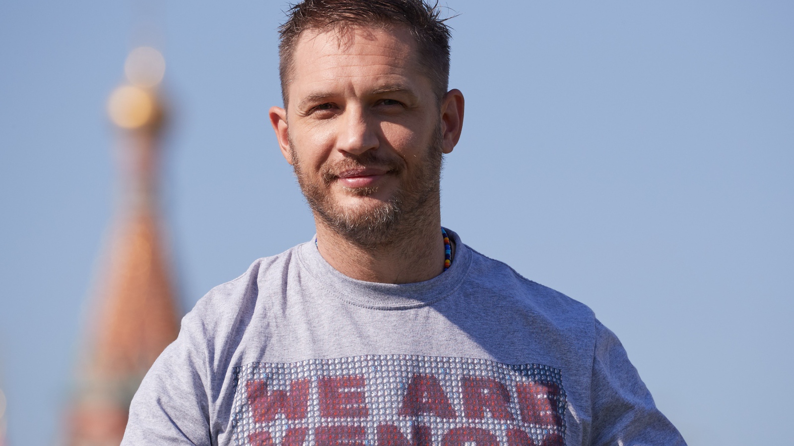 Актер Том Харди на голубом фоне