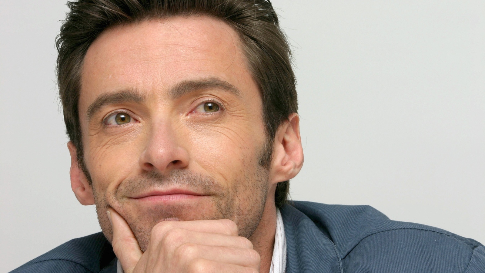 Актер Хью Джекман с рукой у лица