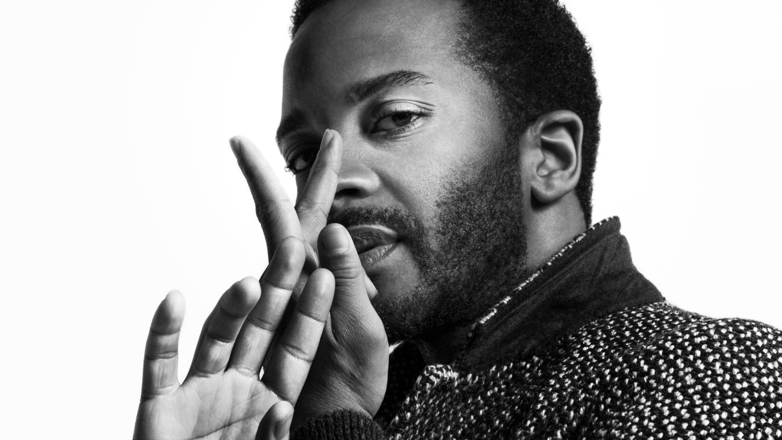 Американский актер Андре Холланд на белом фоне